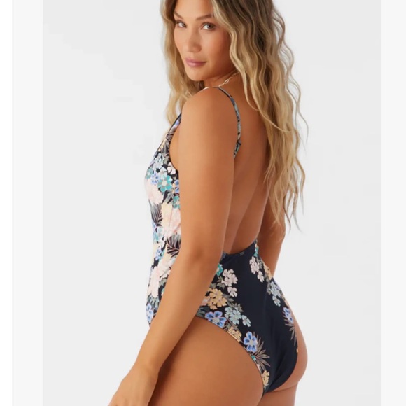 NWT’s O’NEILL MACAW TROPICAL NORTH SHORE CHEEKY ONE-PIECE Medium - Picture 11 of 12